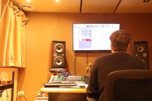 Agustín revisando resultados