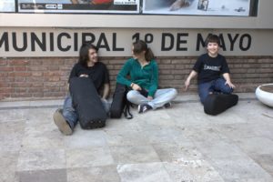 Esperando la presentación con Pedro y Julia - Santa Fé 2010