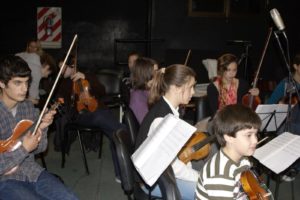 Con la Orquesta Juvenil Amadeus y equipo de grabación para lanzar un "CD" de la Orquesta - 2010