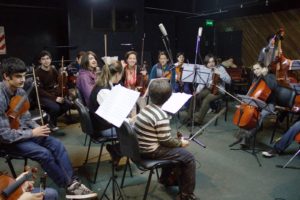 Con la Orquesta Juvenil Amadeus y equipo de grabación para lanzar un "CD" de la Orquesta - 2010