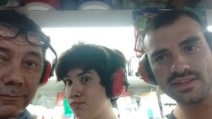 Oídos tapados para la desagradable música en la Rotonda de Santa Clara del Mar - 2017