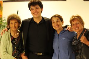Con mi abuela Rosa, mi Mamá y Silvia Seyler, mi querida profe de alemán.